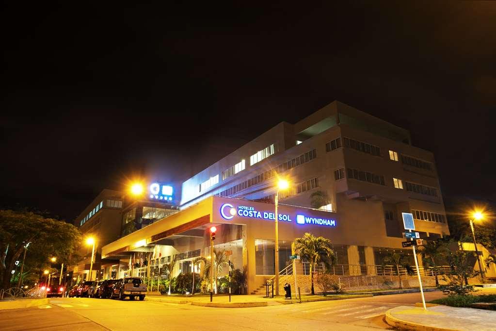 فندق ويندهام كوستا ديل سول بوكالبا المظهر الخارجي الصورة The hotel at night