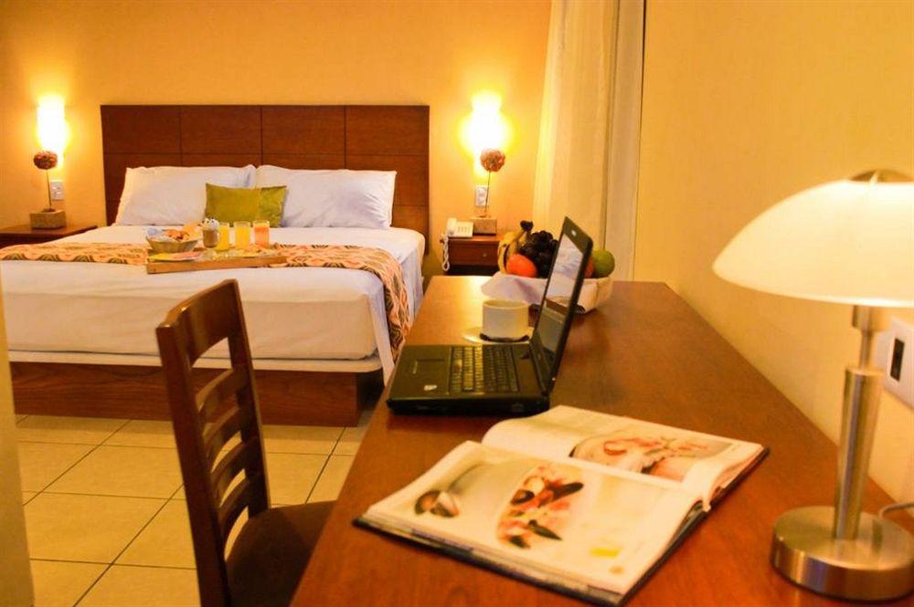 فندق ويندهام كوستا ديل سول بوكالبا المظهر الخارجي الصورة A room at the hotel